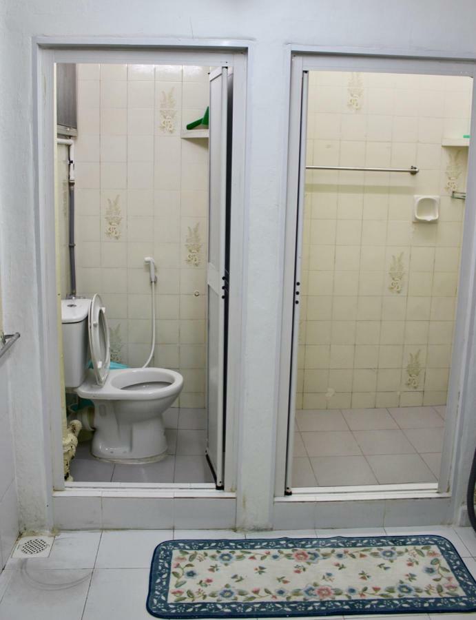 Macallum Budget Muslim Homestay จอร์จทาวน์ ภายนอก รูปภาพ